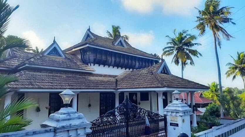 Traditional Look Luxury House Villa For Sale In Sreekaryam Trivandrum